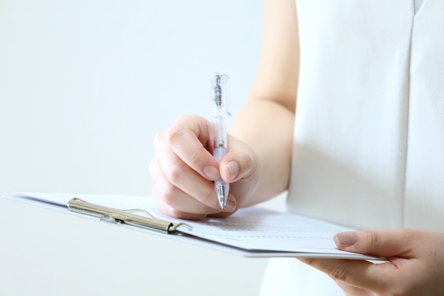 書類にサインをお願いいたします